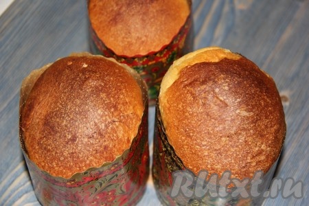 Тесто увеличится в объёме. Выпекать шафрановые куличи в разогретой духовке при температуре 180 градусов до сухой зубочистки. Время выпекания зависит от размера куличей.
