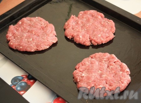 Из каждого шарика сделать лепешку, выложить их на смазанный маслом противень.