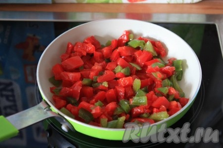 Болгарский перец и лук нарезать кубиками, обжарить до готовности на растительном масле на среднем огне, иногда помешивая.