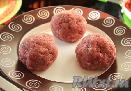 Готовый мясной фарш (говядина и свинина) посолить, поперчить, сформировать шарики весом по 100 грамм каждый.