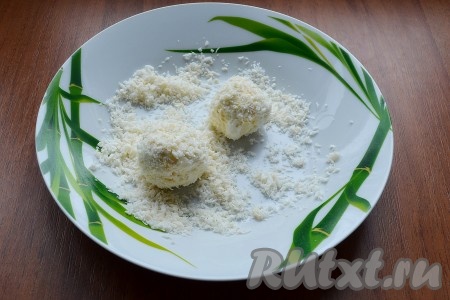 Сырные шарики хорошенько обвалять в кокосовой стружке.