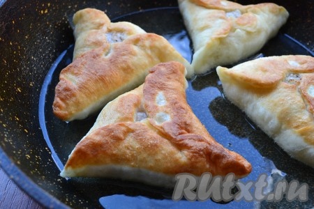Масло растительное разогреть в сковороде. Выкладывать беляши отверстием вниз в горячее масло. Далее жарить беляши до румяности с двух сторон на небольшом огне, прикрыв сковороду крышкой.
