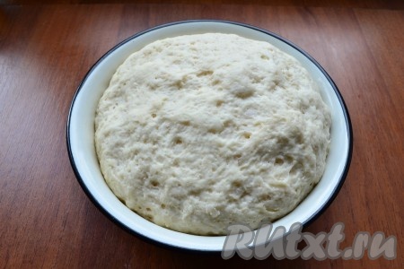 Поместить тесто в миску, прикрыть плёнкой (или полотенцем) и оставить в тёплом месте для подхода на 1 час (до увеличения теста в объёме в 2-3 раза).