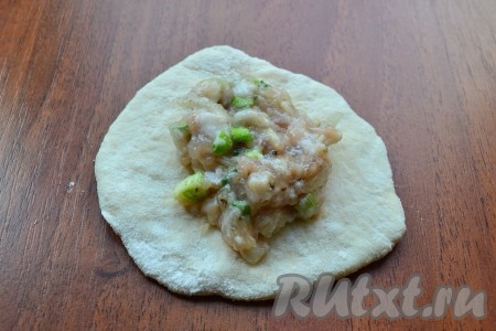 Тесто обмять, разделить на части весом около 40 грамм. Каждую часть немного раскатать и поместить в центр столовую ложку фарша.