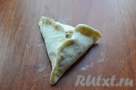 Соединить концы теста в виде треугольника, оставив небольшое отверстие в центре.
