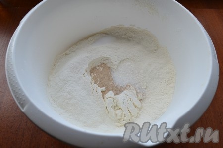 Прежде всего замесим дрожжевое тесто для беляшей. Для этого муку нужно просеять в объёмную миску, всыпать сахар,&nbsp;соль и сухие дрожжи.