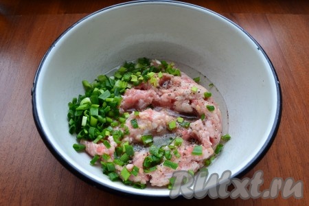 Также добавить к фаршу соль, чёрный молотый перец, влить холодную воду, тщательно перемешать.