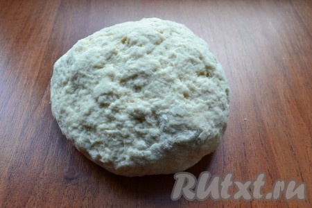 Постепенно вливая тёплое молоко (температуре молока должна быть не выше 38-40 градусов) и тщательно вмешивая, замесить мягкое тесто, не липнущее к рукам и столу. Именно вливая молоко, вы регулируете консистенцию теста. Как только тесто перестало липнуть к ладоням, значит больше молоко добавлять не нужно.