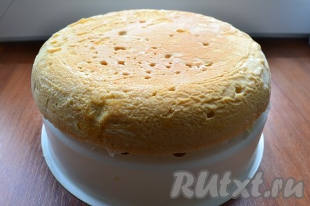 Готовый бисквит вынуть и остудить на решётке. Если печь бисквит в духовке, тогда форма нужна небольшая (диаметром 18-20 сантиметров). Также смазать форму сливочным маслом и присыпать мукой, выложить тесто. Выпекать бисквит в разогретой духовке при температуре 180 градусов около 35 минут. Готовность бисквита, испечённого в мультиварке или духовке, нужно проверять, проколов его сверху сухой деревянной шпажкой, если шпажка после прокалывания останется сухой, на ней будут отсутствовать следы теста, значит бисквит готов. Дать бисквиту полностью остыть.