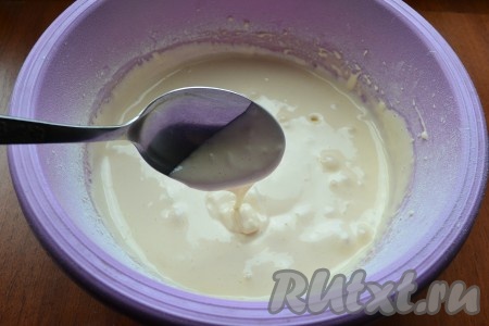 Добавляя понемногу просеянную муку, взбивать дальше на минимальной скорости миксера, замешивая тесто. Тесто получится не очень густым, как на фото, будет напоминать тесто на оладьи.