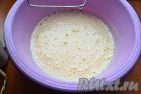 Взбить яйца миксером до пышной пены, далее, частями всыпая сахар, продолжать взбивать до светлой и пышной массы (минут 10).