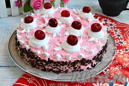 Верх торта смазать оставшимся сметанным кремом (я верх и бока торта смазала сметанным кремом, добавив в него чуть-чуть вишнёвого сока, но подкрашивать крем необязательно).&nbsp;Поместить торт в холодильник минимум на 4 часа и можно подавать к столу. Перед подачей я украсила торт сверху взбитыми сливками и ягодами вишни. Бока торта можно посыпать осколками шоколада или натёртым шоколадом.