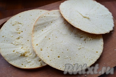 Полностью остывший бисквит разрезать на 3 части.