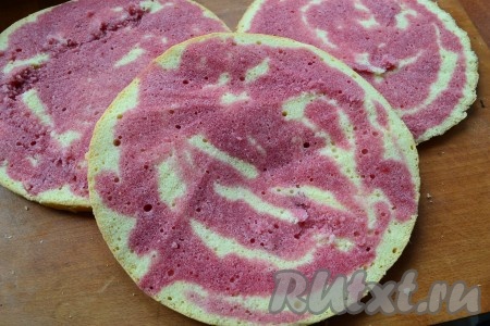 Сладким вишнёвым соком, выделившимся в результате смешивания вишни с сахаром, немного пропитать каждую часть бисквита.