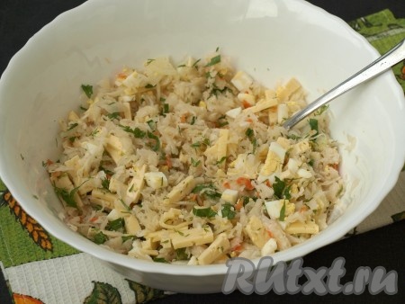 Для приготовления заправки смешать подсолнечное масло с мёдом и лимонным соком. Добавить заправку в салат и хорошо перемешать.