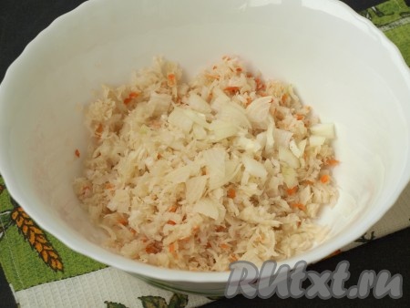 Квашеную капусту нарезать мелко. Добавить нарезанный четверть кольцами лук. Много лука добавлять не стоит, достаточно четвёртой части средней луковицы.
