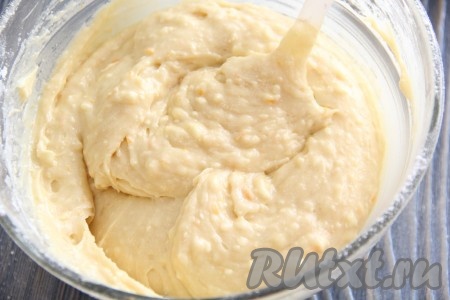 Замесить тесто с помощью силиконовой лопатки. Тесто получится в меру густым.