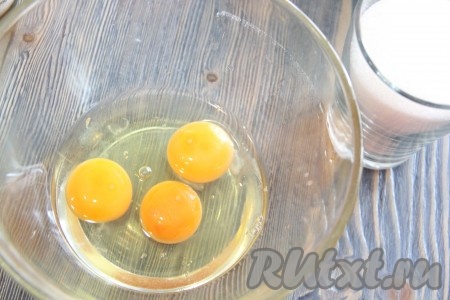 Яйца вбить в удобную посуду для взбивания.