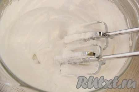  Для приготовления глазури белки слегка взбить, затем добавить сахарную пудру. Взбивать до стойких пиков, в конце добавить лимонный сок. 