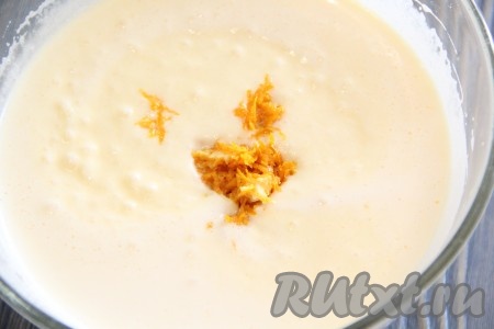 Затем добавить апельсиновый сок и цедру. Ещё раз взбить.