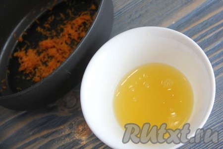 Выдавить сок из апельсина, нам понадобится 50 мл сока.

