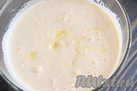 Добавить растопленное масло в яичную смесь и слегка взбить до однородности.