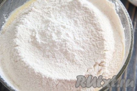 Добавить в получившуюся массу просеянную муку и разрыхлитель.