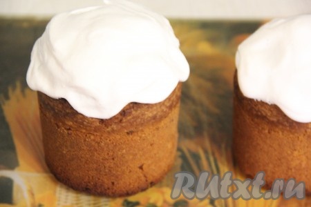  Готовые куличи хорошо остудить, а затем покрыть глазурью.