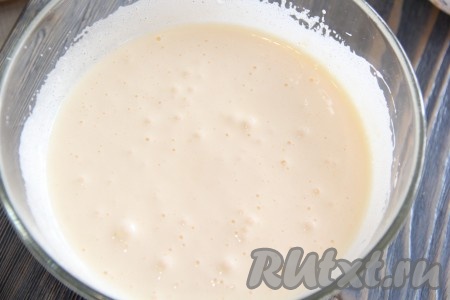 Добавить сахар к яйцам и хорошо взбить миксером, масса получится светлой, пышной и воздушной.
