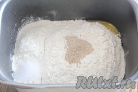 Затем всыпать муку, добавить соль и дрожжи.