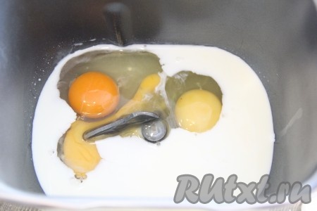 В ведёрко хлебопечки добавить тёплое молоко, яйца, сахар и ванильный сахар.
