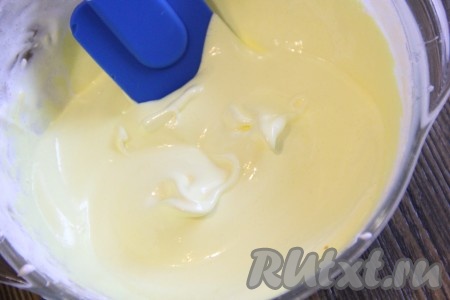 Я покрыла остывший кулич белковой глазурью, слегка подкрасив её пищевым красителем. Для приготовления белковой глазури 1 яичный белок соединить с 3 столовыми ложками сахарной пудры, хорошо взбить, в конце добавить 1 столовую ложку горячего кипятка и пищевой краситель, ещё раз взбить.