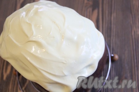 Покрыть кулич глазурью.