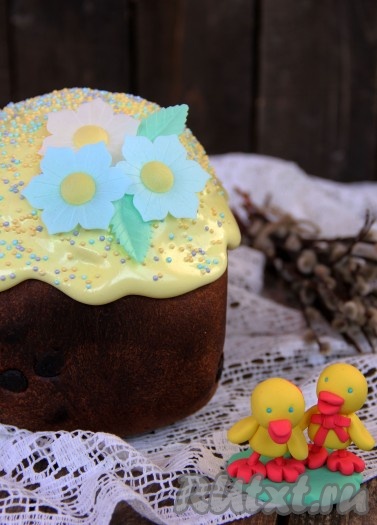 Вот таким красивым и вкусным получился сдобный кулич, приготовленный в хлебопечке по этому простому рецепту.
