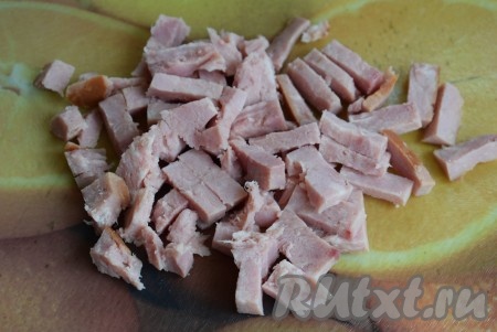 Ветчину нарезаем на крупные полоски.