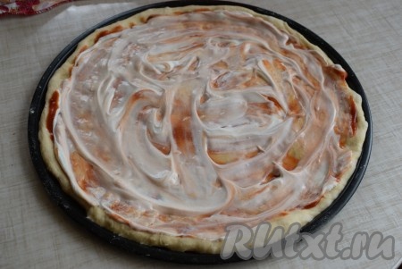 Поверх кетчупа равномерно наносим 1 столовую ложку сметаны.