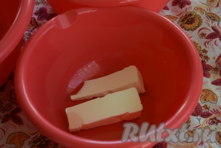 Прежде всего замесим дрожжевое тесто для пиццы, для этого кладём сливочное масло в миску.