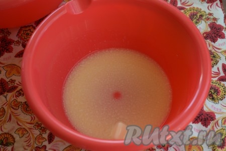 Сливочное масло разогреваем в микроволновке до жидкого состояния, даём немного остыть.