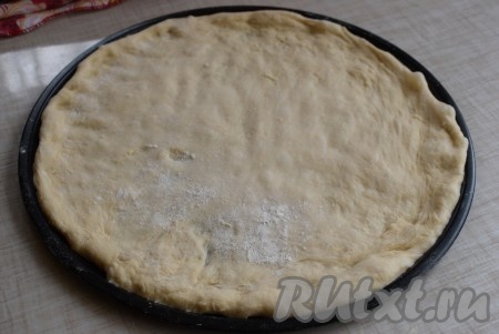 Распределяем тесто руками по размеру формы, присыпая сверху тесто мукой.
