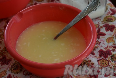 Вливаем в получившуюся смесь тёплую воду (температура воды должна быть не выше 40 градусов) и перемешиваем вилкой до однородного состояния.