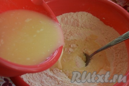 Тщательно перемешиваем муку с дрожжами, затем вливаем смесь масла и яиц.