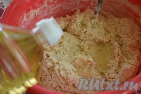 Перемешиваем всё вместе до однородности и вливаем 3 столовых ложки растительного масла.