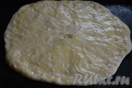 Смазать хачапури взбитым яйцом.
