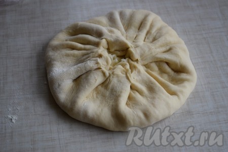 Собрать тесто к центру в узелок.
