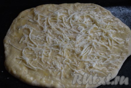 Присыпать хачапури сыром, который мы оставляли для посыпки.