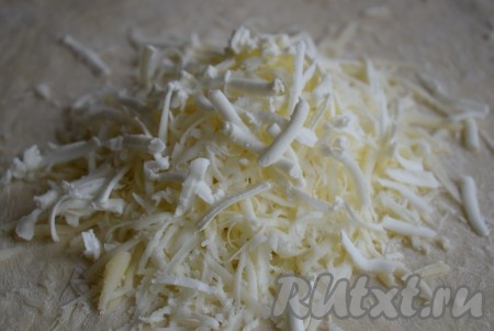 Получившуюся сырную начинку разделить пополам.
