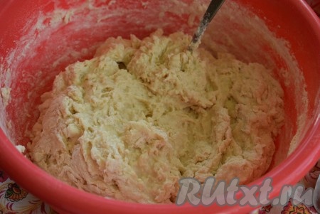 В тёплую воду добавить соль, щепотку сахара и подсолнечное масло, перемешать и вылить в смесь муки и дрожжей, хорошо перемешать получившееся тесто.