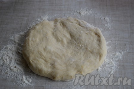 Готовое тесто разделить на 2 равные части (из этого количества теста получается 2 хачапури).