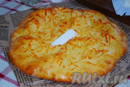 Духовку разогреть до 200 градусов и печь хачапури, примерно, 20 минут (пока зарумянится верх). Горячую лепёшку сразу нужно смазать сливочным маслом. Аналогично сформировать и испечь хачапури из второй (оставшейся) части теста.