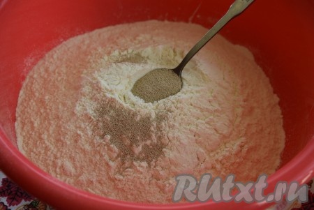 Всыпать в миску 350 грамм муки и дрожжи, перемешать.
